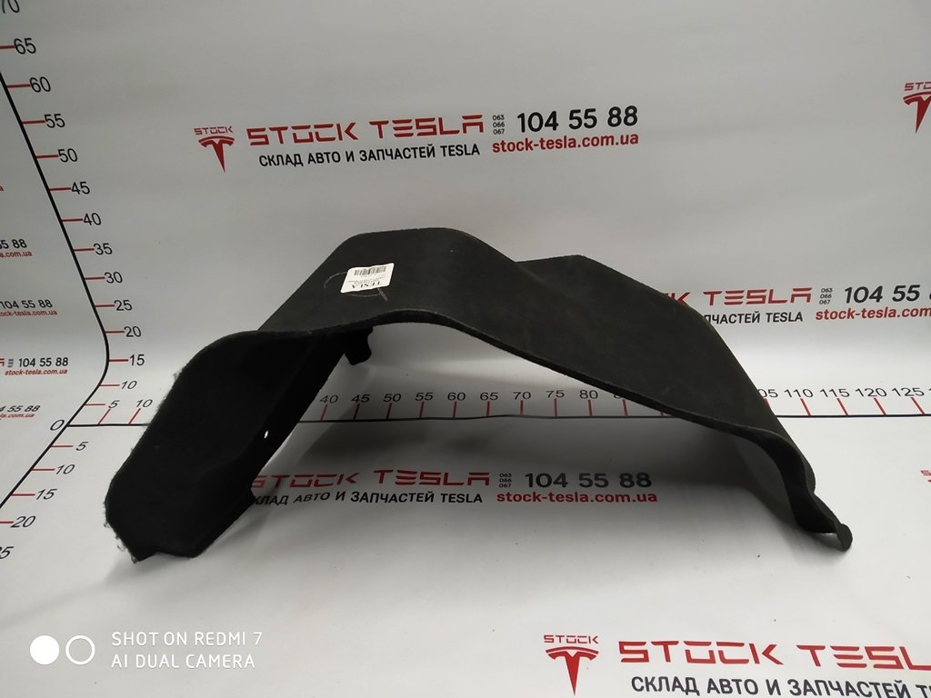 4 1007319-00-F Motorromskasse, venstre side, for Tesla elbil. Originale produkter fra en anerkjent premium bilprodusent fra USA. Bidrar til isolasjonen av bagasjerommet foran, og beskytter også kroppen mot mekanisk skade. Venstre side av motorromstrimmele
